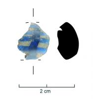 PRL-3617 - Perle annulaire massive : décor en damier - gr. Haev. 25
verre
TPQ : -120 - TAQ : -30
Perle annulaire massive en verre brun miellé ; décor inclus dans la masse de filets blancs opaques enroulés transversalement autour de la section et d'un filet bleu azur à cobalt translucide longitudinal.