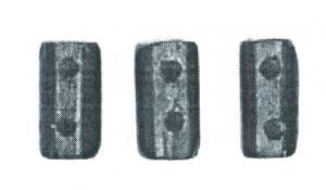 PRL-4004 - Perle à double perforation
jais
TPQ : 250 - TAQ : 400
Perle à section ronde, ou quadrangulaire à angles arrondis ; double perforation transversale pour montage sur un double fil. le corps peut être lisse, simplementorné de quelques traits pouvant aller jusqu'à un décor en spirale, généralement limité aux extrémités par des filets transversaux.