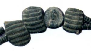 PRL-4016 - Perle à double perforation : trilobite
verre
TPQ : 300 - TAQ : 500
Perle à double perforation transversale, simplement marquée sur la face externe de plusieurs impressions parallèles (perle dite