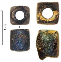 PRL-4027 - Perle polyèdrique
verre
TPQ : 240 - TAQ : 400
Perle en verre bleu foncé, en forme de parallélépipède rectangle aux angles abattus; perforation longitudinale.