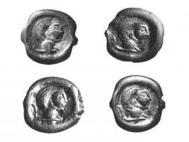 PRL-4029 - Perle à double perforation : tête
verre
TPQ : 300 - TAQ : 400
Perle en verre à double perforation transversale; verre noir moulé, sur la seule face supérieure, d'un profil masculin et barbu à droite, ou féminin (Helena ?).