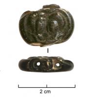 PRL-4030 - Perle à double perforation : bustes affrontés
verre
TPQ : 300 - TAQ : 400
Perle en verre à double perforation transversale; verre noir moulé, sur la seule face supérieure, de deux profils affrontés, masculin et féminin (très certainement un couple impérial).