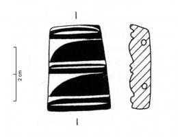 PRL-4044 - Perle à double perforation
jais
TPQ : 200 - TAQ : 400
Perle plate, de forme rectangulaire ou trapézoïdale, à double perforation dans la largeur. La face externe s'orne d'une alternance de doubles côtes, et de parties lisses et bombées.
