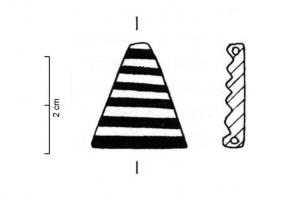PRL-4045 - Perle à double perforation
jais
TPQ : 200 - TAQ : 400
Perle plate, de forme rectangulaire ou trapézoïdale, à double perforation dans la largeur. La face externe s'orne d'une alternance de doubles côtes, et de parties lisses et bombées.