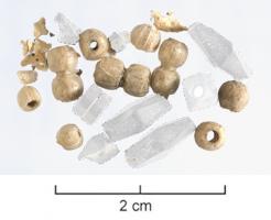 PRL-4066 - Perle segmentée
verre
TPQ : 200 - TAQ : 400
Perle segmentée en verre décoloré, dont le fût semble composé de plusieurs éléments globulaires (généralement 3) juxtaposés.
