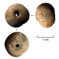PRL-4093 - Perle 
os
TPQ : -30 - TAQ : 500
Perle subsphérique, sans décor particulier