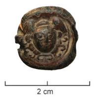 PRL-4097 - Perle à double perforation : tête de Méduse
verre
TPQ : 300 - TAQ : 400
Perle en verre à double perforation transversale; verre noir moulé, sur la seule face supérieure, d'une tête de Méduse, surmontée d'ailerons et  encadrée de serpents.