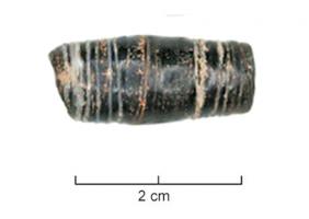 PRL-4098 - Perle fusiforme
verre
TPQ : 300 - TAQ : 450
Perle allongée, au corps fusiforme de teinte sombre, ornée de filets de couleur claire; verre opaque, souvent bleu foncé ou noir; étroite perforation longitudinale.