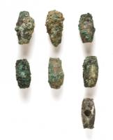 PRL-4170 - Perle tonnelet 
bronze
TPQ : -50 - TAQ : 350
Perle tubulaire présentant une perforation latérale traversante. De forme tronconique, elle présente un léger renflement central souligné d'un motif incisé de stries parallèles.