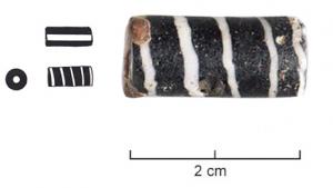 PRL-4172 - Perle cylindrique, filet en spirale
verre
TPQ : 300 - TAQ : 500
Perle cylindrique en verre bleu ou sombre, ornée d'un filet blanc rapporté en spirale (sans filet transversal aux extrémités).