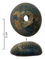 PRL-5019 - Perle hémisphérique, bleue verreTPQ : 500 - TAQ : 800Perle annulaire aplatie avec une face plane, perforation réduite; verre translucide bleu.