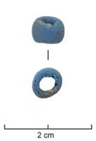 PRL-8003 - perle cylindrique bleu opaqueverreTPQ : 1500 - TAQ : 1600Perle cylindrique d'un bleu opaque, étirée et non enroulée.