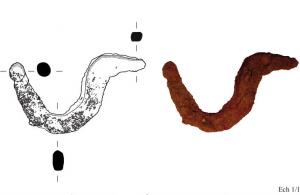 PSC-3001 - Piton ouvert
fer
Piton ouvert doté d'une tige en fer à tête en crochet de section sub-rectangulaire, terminé à son extrémité distale, par une pointe, une boule ou à par un enroulement.