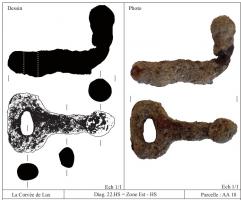 PSC-4008 - Piton fermé rivetée a tête en anneau
fer
Piton fermé à tête en anneau, créé par percement. La tête possède une forme quadrangulaire de section arrondie tout comme la tige rivetée.
