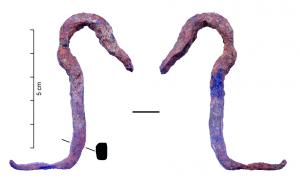 PSC-4014 - Piton à crochet
fer
Piton ouvert doté d'une tige de section quadrangulaire formant un crochet. La partie se fixant dans le bois peut être recourbée à angle droit selon la position du crochet souhaitée.