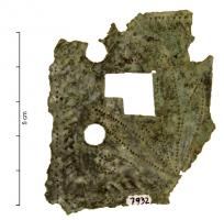 PSE-4027 - Plaque de serrure ou foncet
bronze
Plaque de serrure rectangulaire en tôle, avec une ouverture en L  pour la clé, encadrée d'orifices circulaires dont certaines peuvent être utilisées par un dispositif de cache serrure. Décor poinçonné au repoussé, d'inspiration végétale.