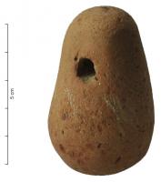 PSN-3001 - Peson modelé
terre cuite
Peson de forme oblongue, sans angles vifs, légèrement élargi à la base et percé transversalement dans la partie supérieure.
