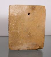 PSN-3010 - Peson rectangulaire
terre cuite
Plaque mince, parfaitement rectangulaire, lisse ou orné de différents motifs tracés avant cuisson; une ou deux perforations centrées sur la grande face.