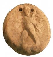 PSN-4014 - Peson circulaire moulé : Eros
terre cuite
Peson discoïdal moulé, percé près d'un bord d'une ou deux perforations : sur une face, Eros marchant à gauche.