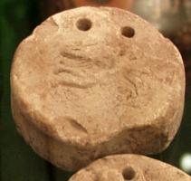 PSN-4015 - Peson circulaire moulé : Eros
terre cuite
Peson discoïdal moulé, percé près d'un bord d'une ou deux perforations : sur une face, Eros volant vers la droite.