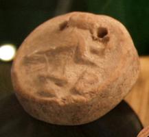 PSN-4016 - Peson circulaire moulé : Eros
terre cuite
Peson discoïdal moulé, percé près d'un bord d'une ou deux perforations : sur une face, Eros volant vers la droite.