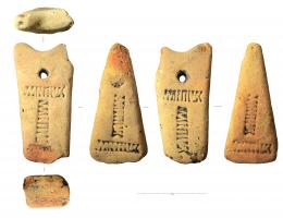 PSN-4019 - Peson pyramidal estampillé
terre cuite
Peson modelé en terre cuite, triangulaire en façade (avec deux