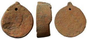 PSN-4027 - Peson circulaire moulé
terre cuite
Peson circulaire, massif et épais, avec un ergot marquant une petite perforation près d'un bord ; les parois sont obliques et portent des traces de râclage.