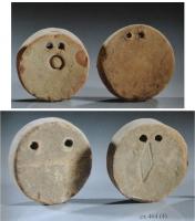 PSN-4028 - Peson circulaire moulé
terre cuite
Peson discoïdal (modelé ou moulé ?), avec une tranche droite, percé près d'un bord d'une ou deux perforations : au centre, signe estampé ou impressionné.