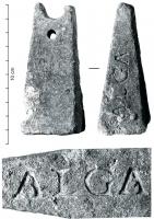 PSN-4029 - Peson pyramidal : ALGA
plomb
Peson pyramidal à base carrée, massif (sommet échancré), percé au sommet et marqué au fer, sur une face latérale, des lettres ALGA.