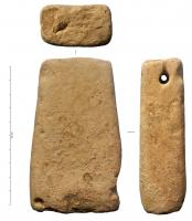 PSN-4030 - Peson pyramidal
terre cuite
Peson pyramidal modelé en argile à corps allongé, section rectangulaire et sommet tronqué ; perforation transversale (dans le côté le plus épais) près du sommet.