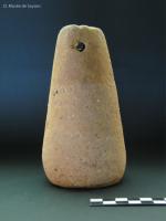 PSN-4034 - Peson
argile
Peson  modelé en argile à corps allongé, section circulaire et sommet circulaire tronqué ; perforation transversale près du sommet.
