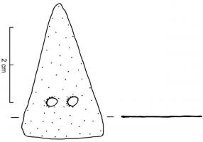 PTF-1002 - Pointe de flèche de type Le Bourget
bronze, fer
Pointe de flèche en tôle, de forme triangulaire, simplement percée de deux trous horizontaux (plus rarement trois ou quatre) pour fixation nouée sur la hampe. Les exemplaires référencés montrent qu'elles sont le plus souvent en bronze mais elles existent aussi en fer.