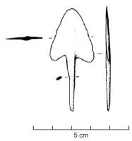 PTF-1010 - Pointe de flèche à pédoncule central et ailerons latéraux
bronze
Pointe de forme triangulaire à pédoncule et ailerons latéraux, caractérisée par une légère côte en relief sur le corps, se prolongeant sur le pédoncule; soie de section ronde ou quadrangulaire, plus ou moins aplatie.