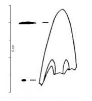 PTF-1011 - Pointe de flèche à pédoncule
bronze
Pointe de forme triangulaire à pédoncule et ailerons, corps de section transversale plate ou en losange très aplatie, mais sans côte en relief dans l'axe du pédoncule. Le pédoncule est souvent martelé comme le reste de l'armature, parfois jusqu'à prendre une section plate.