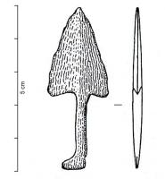 PTF-1021 - Pointe de flèche à ailerons, pédoncule et barbelure
bronze
Pointe de flèche plate, coulée, de section losangique, avec un long pédoncule à la base duquel se détache une barbelure plus ou moins développée.