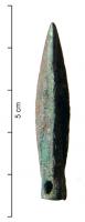 PTF-2001 - Pointe de flèche à trois ailerons et douille
bronze
Pointe de flèche à trois ailerons régulièrement disposés autour de l'axe, effilés et dessinant une courbe régulière de la pointe à la douille, très courte, percée d'un trou et équipée d'un tout petit ergot.