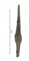 PTF-6012 - Pointe de flèche de section losangique, à soie
fer
Possible point de flèche caractérisée par une soie fine allongée, et une tête en forme de pointe triangulaire, de section losangique.