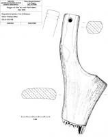 PTI-3003 - Peigne à tisser
bois de cerf
Peigne de tissage à 12 dents taillées dans le merrain B d'un andouiller de massacre (première ramification du bois de cerf), présence d'une perforation circulaire au niveau du manche, côtés polis. Long de 17,7 cm, large de 6,6 cm.