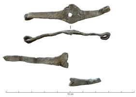 PTM-5009 - Porte-mèche
plomb
Patte en plomb, dont les extrémités sont repliées en sens contraire, pour accrocher le bord d'une lampe ouverte ; au centre, disque perforé pour le passage de la mèche.