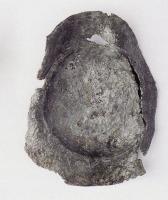 PTN-6001 - Patène
étain
Coupelle à large bord utilisée, dans la religion chrétienne, pour recouvrir le calice contenant les hosties pendant leur présentation sur l'autel.