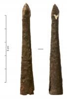 PTT-7001 - Carreau d'arbalète
fer
Pointe trapue, de section carrée à arêtes convexes, au dessus d'une douille conique.