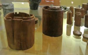 PYX-3002 - Pyxide cylindrique tournée
bois
Pyxide tournée (en buis le plus souvent), paroi cylindrique, lèvre à redan externe pour couvercle débordant. Base du corps rectiligne, ou à simple tore en léger relief. A l'intérieur, cône de tournage sur le fond, généralement très proéminent, avec la cupule inversée pour le calage de la pointe.