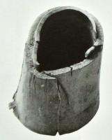 PYX-4010 - Pyxide cylindrique tournée - bois
bois
Pyxide tournée (en buis le plus souvent), paroi cylindrique, lèvre à redan externe pour couvercle débordant. A la base du corps, simple tore en léger relief. A l'intérieur, cône de tournage sur le fond, généralement très proéminent, avec la cupule inversée pour le calage de la pointe.