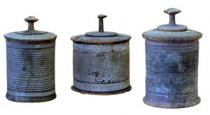 PYX-4013 - Pyxide tournée
bois
Pyxide tournée (en buis le plus souvent), paroi cylindrique marquée de stries décoratives parallèles, lèvre à redan externe pour couvercle inséré dans une étroite ouverture centrée. A la base du corps, simple tore en léger relief. A l'intérieur, cône de tournage sur le fond, généralement très proéminent, avec la cupule inversée pour le calage de la pointe.