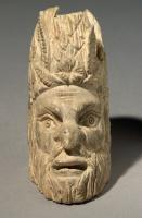 PYX-4023 - Pyxide en forme de tête humaine
os
Boîte à forme figurée anthropomorphe de section ovale.