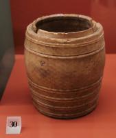 PYX-4032 - Pyxide tournée
bois
Pyxide tournée, à profil galbé symétrique, lèvre à redan pour recevoir un couvercle. La présence de plusieurs cordons parallèles entre eux et en relief, en haut en en bas de l'objet, évoque parfaitement les cerclages en châtaigner des tonneaux.