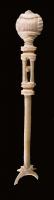 QNL-4006 - Quenouille : buste sur colonnettes
os
Tige rectiligne, terminée d'un côté par un anneau de la taille d'un doigt, de l'autre par un aménagement complexe : buste ur un socle (Artemis ?), surmontant un assemblage de 4 colonnettes entre deux groupes de moulures, et entre lesquelles le sculteur a ménagé une bille de matiere jouant librement entre les supports.