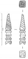 QNL-4033 - Quenouille
os
Quenouille dont le sommet est composé de quatre petits pieds qui supportent un balustre encadré de deux bandeaux. L'ensemble est surmonté d'une pyramidale à quatre faces lisses ornées de lignes incisées en biais qui se font suite d'une face à l'autre.