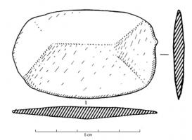 RCL-1001 - Racloir rectangulaire
bronze
Lame subrectangulaire affûtée sur les quatre arêtes ; quelquefois, une perforation circulaire, centrée près d'une des deux grandes arêtes, permet la suspension.