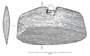RCL-1003 - Racloir rectangulaire
bronze
Lame subrectangulaire affûtée sur un grand côté, les deux petits côtés étant plus amincis qu'affûtés. Le dernier grand côté est aménagé en dos plus ou moins courbe, au centre duquel une perforation, circulaire ou quadrangulaire, permet la suspension.